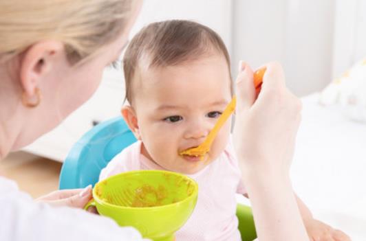 纯母乳喂养的宝宝几个月添加辅食，新手妈妈的育儿指南